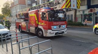 Feuerwehr löscht brennenden Unrat auf Balkon eines Mehrfamilienhauses in Herford