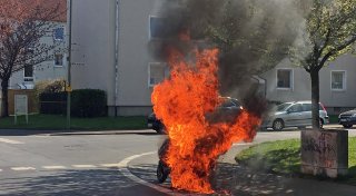Motorroller brennt in Bielefelder Park - Polizei sucht Zeugen
