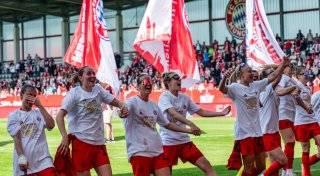 Im Jubel über Titel-Hattrick: Was ist mit Oberdorf-Comeback?