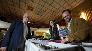Flohmarkt im Bünder Universum: Von Technik bis VHS-Kassetten