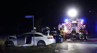 Feuerwehr befreit Mann im Kreis Gütersloh aus Auto: 100.000 Euro Schaden nach Unfall