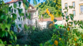 Schandfleck in Herford verschwindet: Bagger frisst sich durch altes Jugendgefängnis