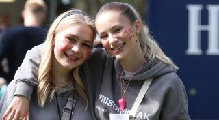 Mit vielen Fotos: Herforder Abiturienten feiern beim traditionellen „Parksaufen“