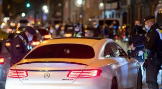 Mann verliert in Bielefeld die Kontrolle über seinen Mercedes und gibt Vollgas
