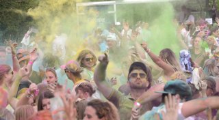 Weser-Holi-Festival in Höxter: 700 Besucher feiern bunt und friedlich