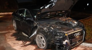 Audifahrer aus Paderborn rast über Kreisverkehr bei Steinheim und wird verletzt