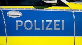 Gütersloher Polizei sucht Mann mit auffälligem Tattoo: Wer erkennt ihn?