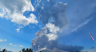 Indonesischer Vulkan spuckt 18.000 Meter hohe Aschesäule