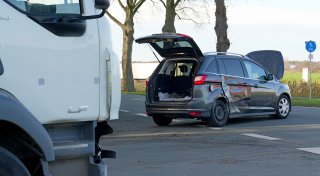 Lastwagen rammt Auto auf Kreuzung in Bad Lippspringe