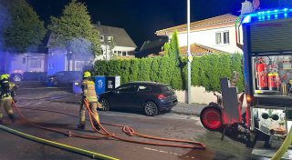 Polizei ermittelt wegen Brandstiftung in Paderborn: Heckenbrand nach Feuerwerksrakete