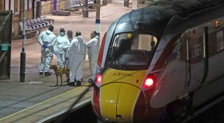 Angriff in Zug in England: Ermittlungen am Tatort