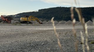 Der Bagger rollt bei Corvey: Umstrittener Parkplatz bei Höxter wird wieder zum Acker