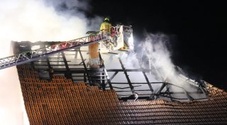 Dachstuhlbrand in Herford: Engerstraße wieder freigegeben