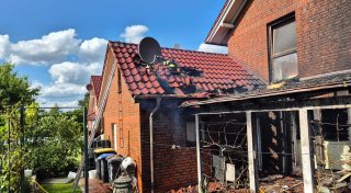 Bad Oeynhausener Feuerwehrmann bei Brand leicht verletzt