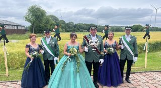 Regentin mit türkis-farbenen Kleid in Holzhausen im Mittelpunkt