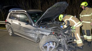 Mutmaßlicher Autodieb baut Unfall an B1-Auffahrt - Gasgeruch nahe Benteler-Werk