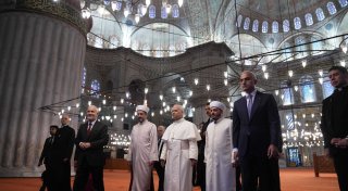 Papst besichtigt Blaue Moschee in Istanbul