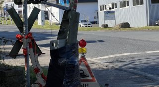 Bielefelder Bahnschranke auf Dauerrot: Lastwagen flüchtet nach Unfall mit dem Schlagbaum