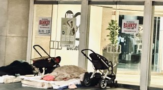 Obdachlose in Bielefelder Fußgängerzone: Matratzenlager in vielen Geschäftseingängen
