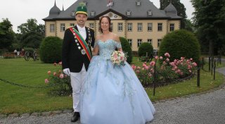 Viel Applaus für die Regentin im eisblauen Königinnenkleid in Brenken