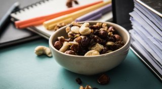 Gesund essen trotz Stress? 4 Strategien, wie es klappen kann