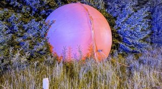 Zwei Tonnen schwere Kugel von Kunstwerk rollt über Straße