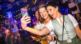 Viele Fotos: So war das Oktoberfest 2024 im Bielefelder Lokschuppen