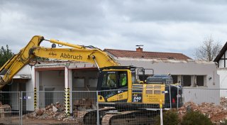 Das Dach ist schon weg: Gerätehaus in Höxteraner Dorf wird abgerissen