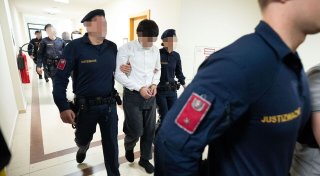 Lehrerin missbraucht und erpresst: Sechs Teenager verurteilt