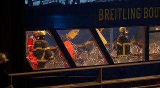 Transportschiff stößt auf Elbe gegen Fähre - Elf Verletzte