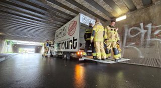Bünder Lkw-Falle schnappt zu: Miettransporter steckt unter Bahnunterführung fest