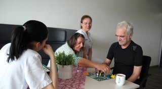 Herford-Bünde: Klinikbegleiter unterstützen Demenzpatienten im Krankenhaus-Alltag