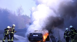 Feuer in der Nähe des Kreis Gütersloh - Mercedes brennt und sorgt für Stau auf der A33