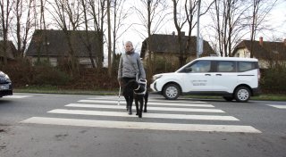 Wie ein Helfer auf vier Pfoten eine Warburgerin durchs Leben führt