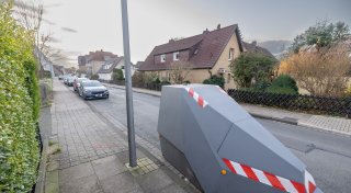 „Pure Habgier“ und Parkplatz-Blockade: Bielefelder kritisiert Anhänger-Blitzer