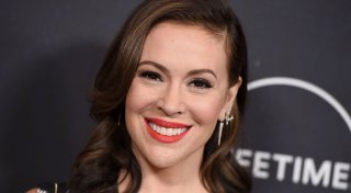 Alyssa Milano hat ihre Brustimplantate entfernen lassen
