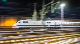 Lebensgefährliche Fahrt: Mann klammert sich bei Tempo 282 an ICE