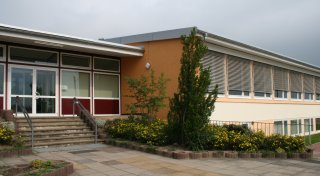 Gesundheitsgefahr: Bakterienfund zwingt zu Duschverbot in Löhner Turnhalle