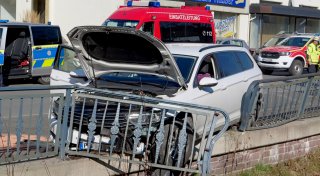 Medizinischer Notfall am Steuer: Auto kracht in Altenbeken in Brüstung