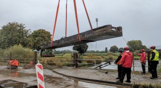 Bundeswehr Holzminden räumt auf: Tonnenschwerer Ponton hängt am Haken