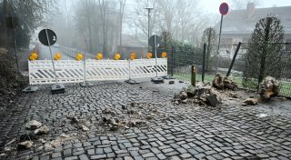 Gesteinsbrocken krachen unter der Sparrenburg in die Tiefe: Bielefelder Straße gesperrt
