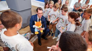 Kinder befragen NRW-Ministerpräsident Wüst - an einer Stelle wird es knifflig