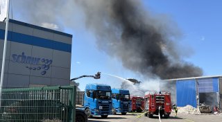 Brand bei Entsorger im Kreis Gütersloh: Feuerwehr stundenlang bei Unternehmen im Einsatz