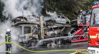 Autobahn-Sperrung nach Feuer: Autotransporter auf A2 bei Bielefeld in Flammen