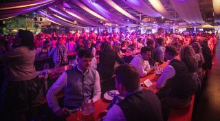 Familie berichtet von Ausschreitungen beim Bielefelder Oktoberfest - Security im Einsatz