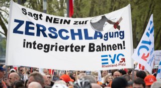 Gewerkschaft demonstriert gegen Pläne zur Bahn-Zerschlagung