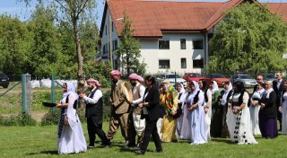 Beim ersten jesidischen Kulturfestival an der Löhner Ulenburg geht die Liebe durch den Magen