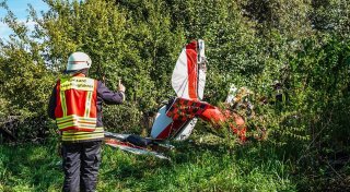 Flugzeug-Absturz in Gütersloh: ++ Pilot gestorben - Maschine komplett zerstört ++