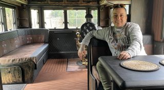 Für besondere Events: Bünderin macht Wohnwagen zum Tattoostudio