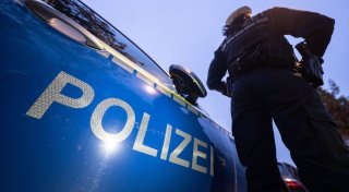 Massenschlägerei in Oelde: Polizei trennt 500 rivalisierende Fußballfans am Bahnhof